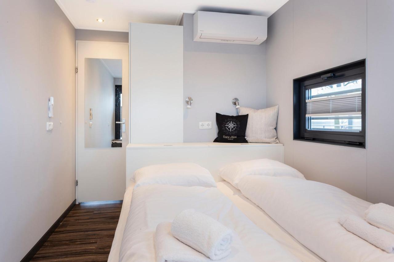 Welcome In - Houseboat 'Elysium' Met Eigen Aanlegsteiger Sneek - Offingawier Exterior foto