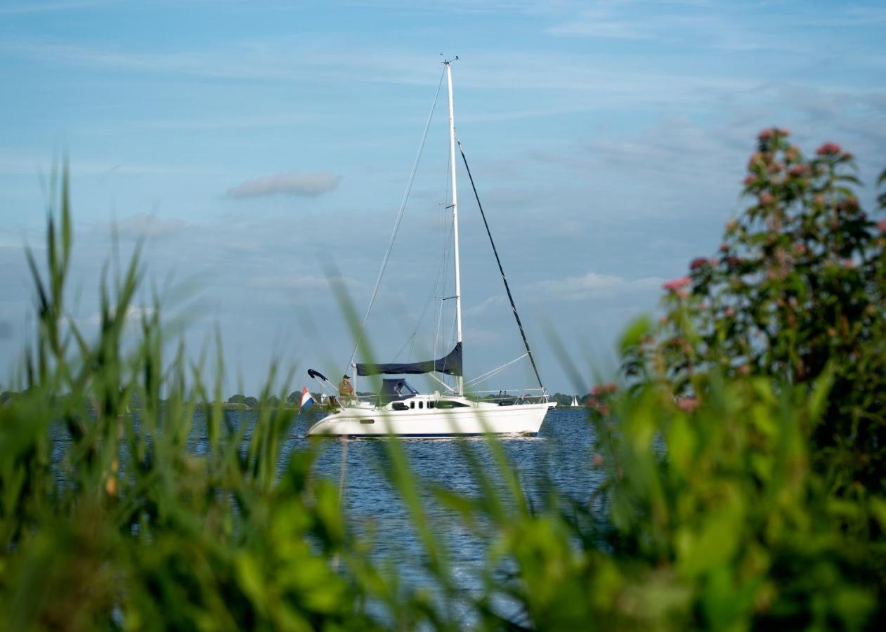 Welcome In - Houseboat 'Elysium' Met Eigen Aanlegsteiger Sneek - Offingawier Exterior foto